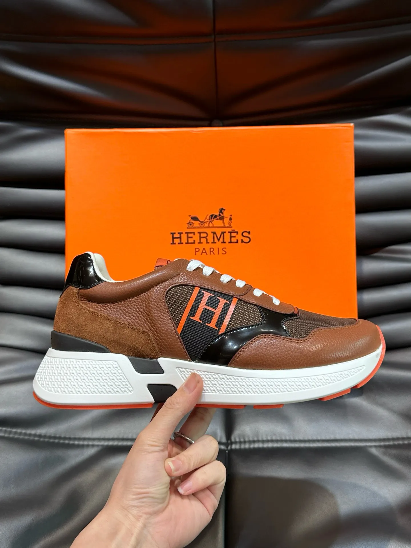 Factory price: 540💰HERMES/Hermes Hugo thick-soled sneakers are casual men's shoes. These sneakers are made of imported first-layer cowhide leather and breathable mesh design. The contrasting color design creates a dynamic and modern shape. The front end of the toe is decorated with natural-color rubber inlays. The style is novel and fashionable. The texture is incomparable, with cowhide lining and cowhide foot pads, the upper foot is comfortable and breathable, and the rubber sole is decorated with geometric patterns and iconic "H" details. A very personal one! Size: 39-44 (customized at 38.45)